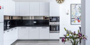 Tủ bếp có lò vi sóng