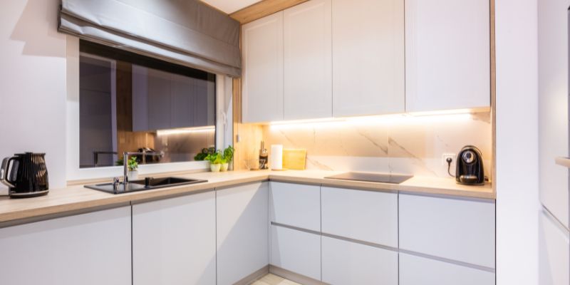 Khám phá 20+ mẫu tủ bếp nhôm kính sang trọng với thiết kế 3D 12 Tủ bếp nhôm kính chữ L tận dụng góc chết