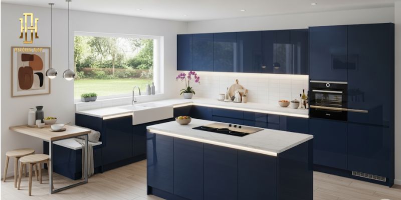 Tủ bếp nhựa Acrylic sang trọng, chống ẩm tốt nhất 2025 10 Tủ bếp chữ G xanh navy bóng gương
