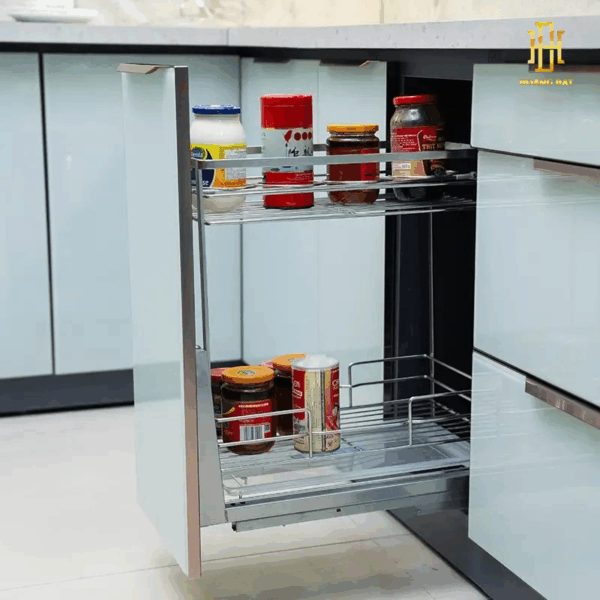 Với thiết kế tinh tế và linh hoạt, giá gia vị giúp tối ưu từng khoảng trống trong tủ bếp, giữ cho căn bếp luôn ngăn nắp và sạch đẹp.